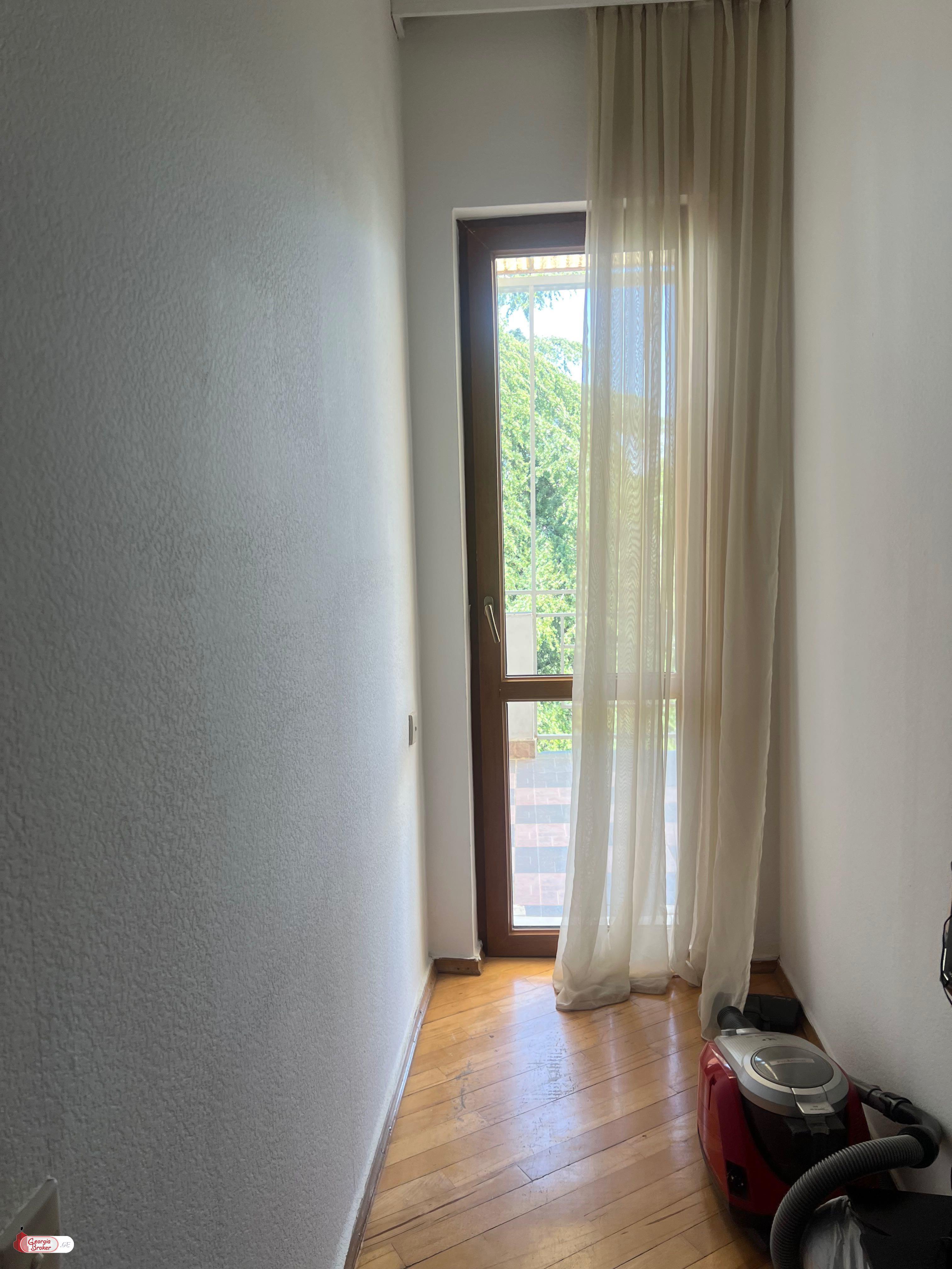 იყიდება ახალი გარემონტებული 4 ოთახიანი ბინა