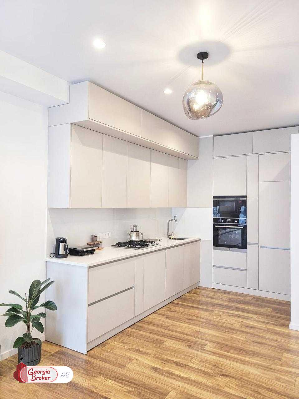 продается квартира с новым ремонтом 4-комнаты