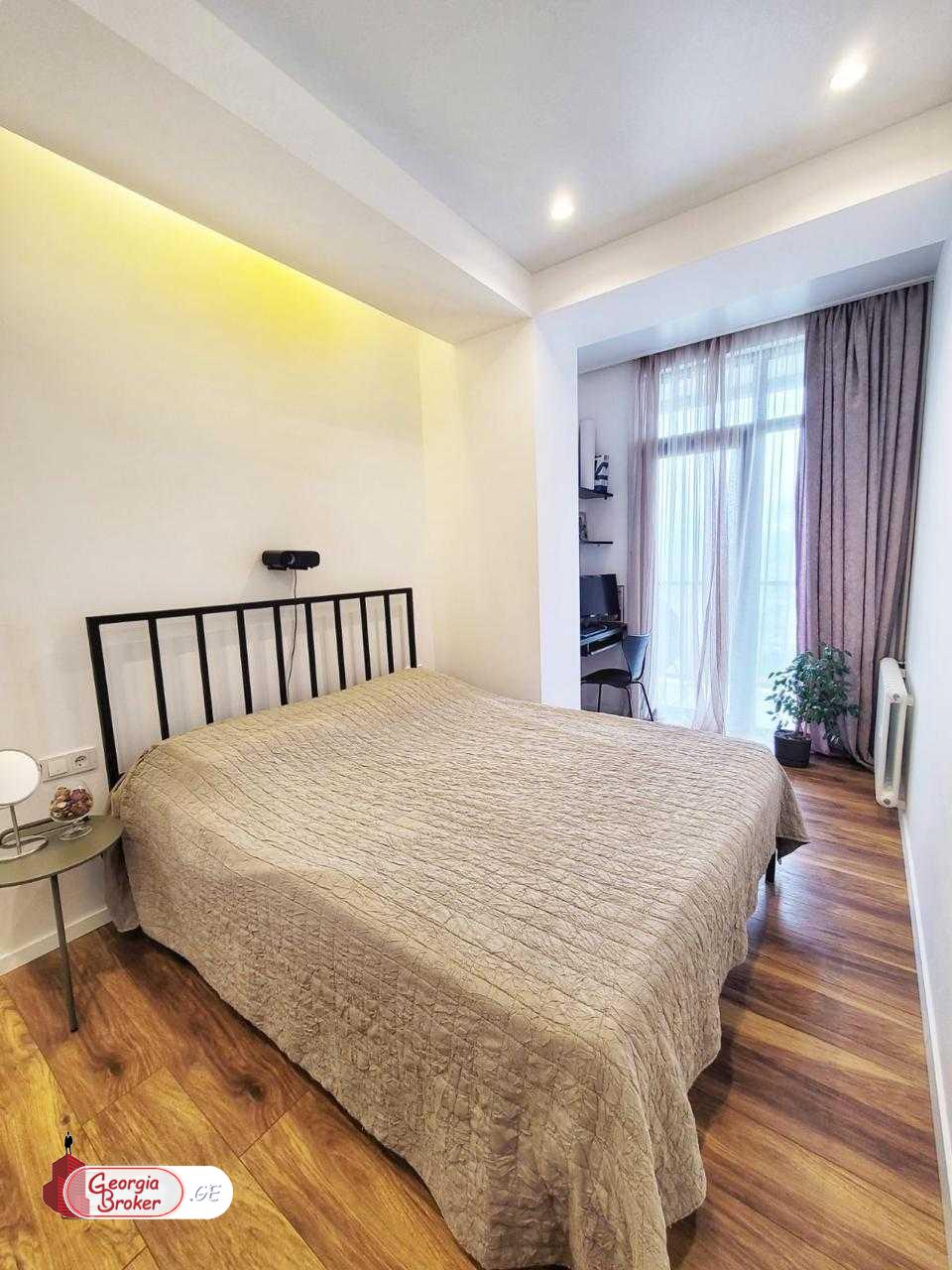 продается квартира с новым ремонтом 4-комнаты