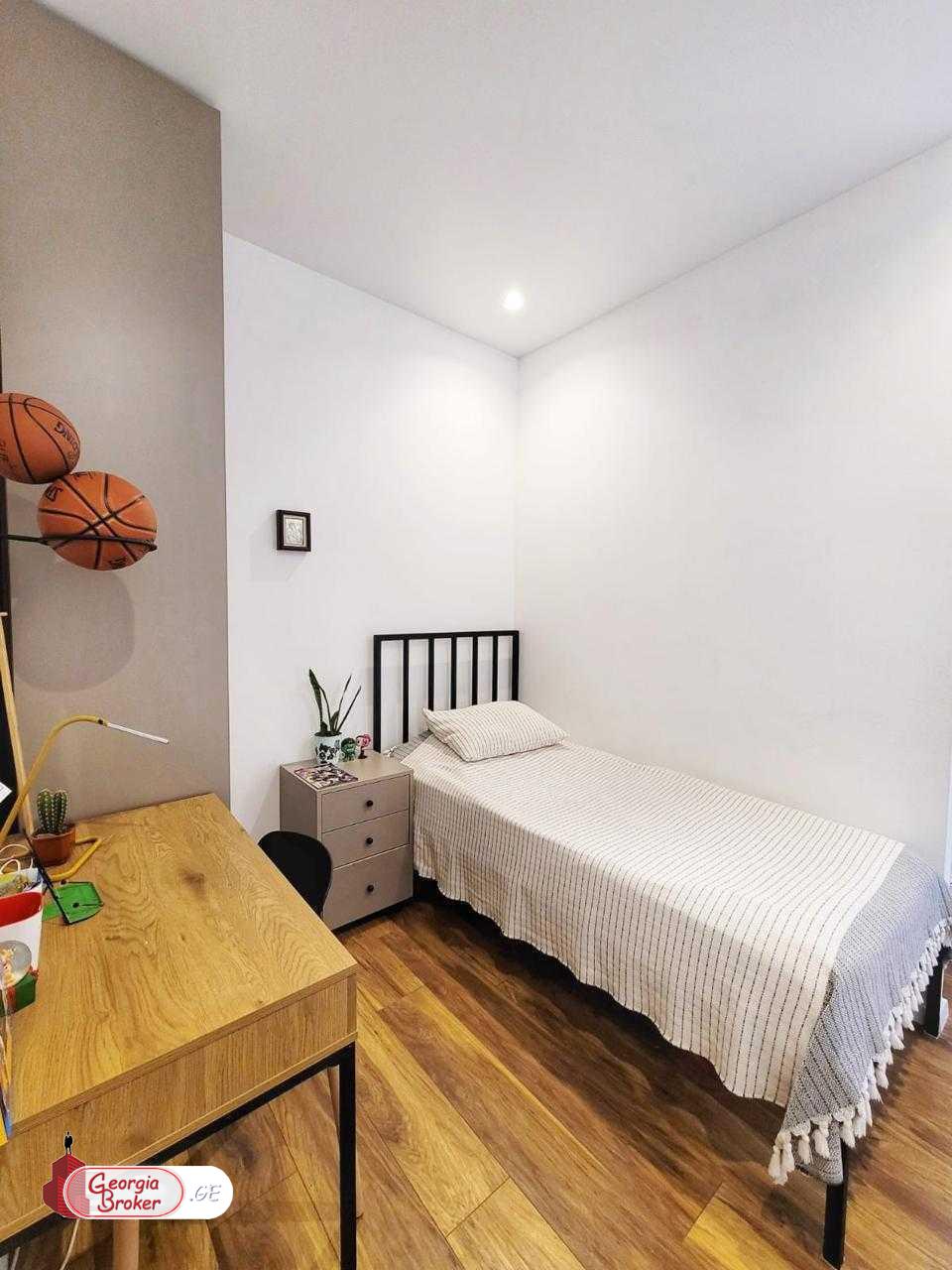 продается квартира с новым ремонтом 4-комнаты