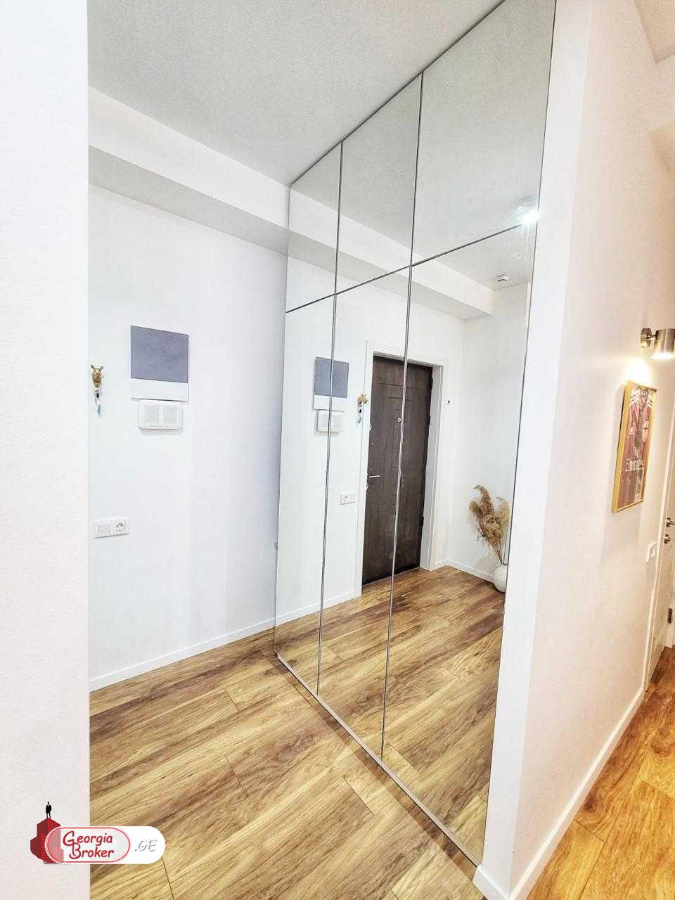 продается квартира с новым ремонтом 4-комнаты