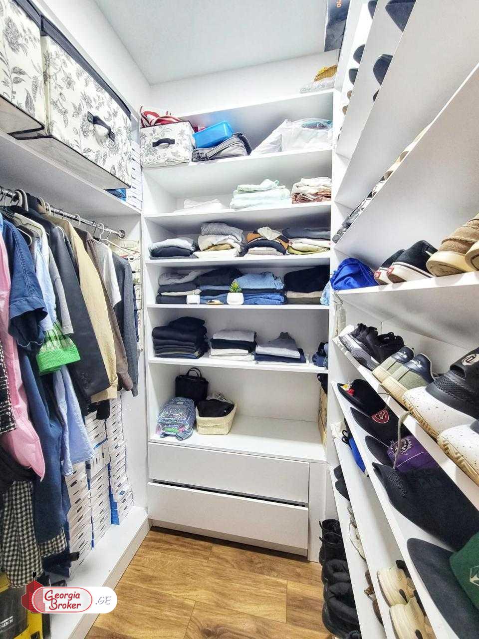 продается квартира с новым ремонтом 4-комнаты