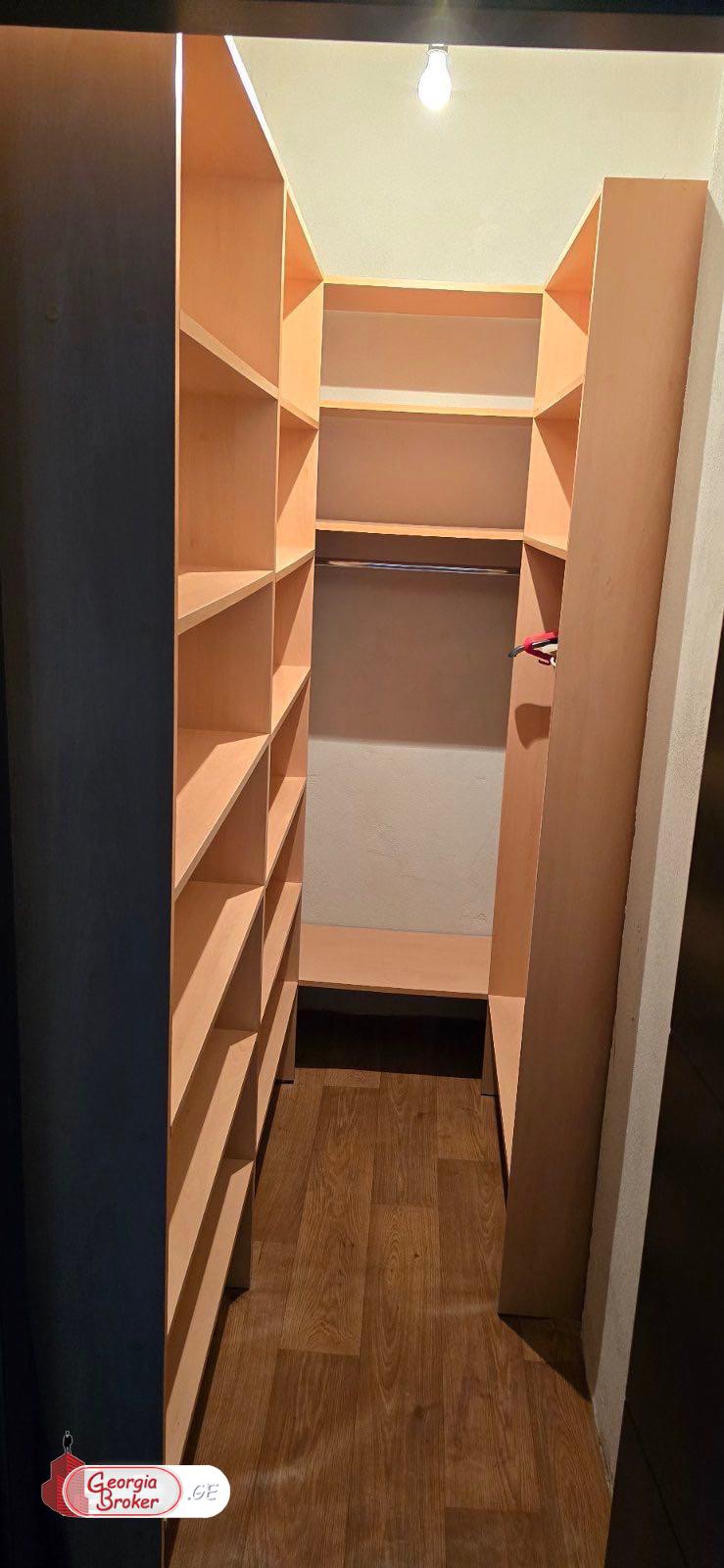 продается квартира с новым ремонтом 4-комнаты