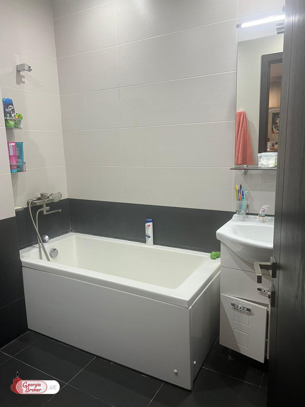 продается квартира с новым ремонтом 3-комнаты