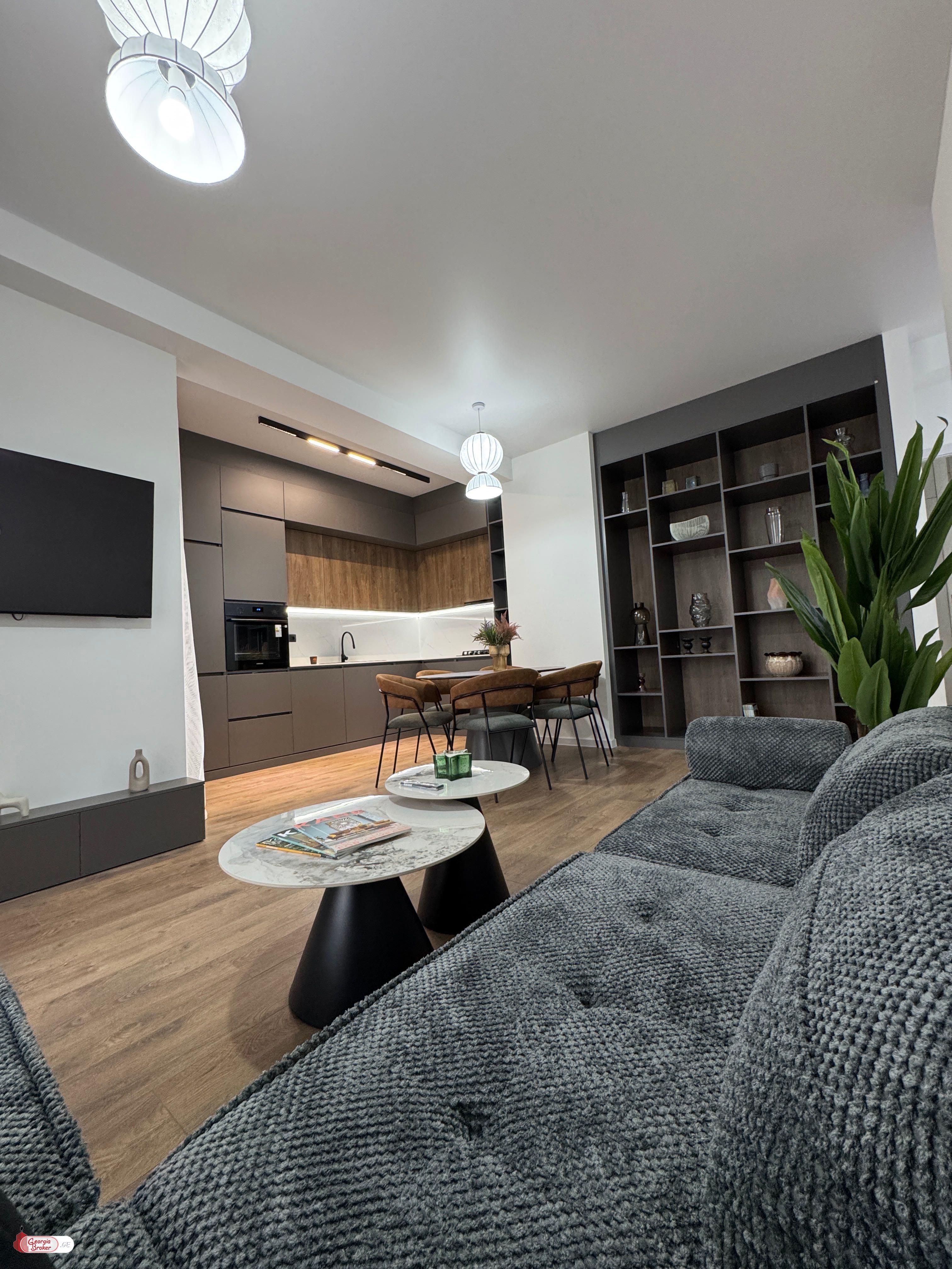 продается квартира с новым ремонтом 4-комнаты