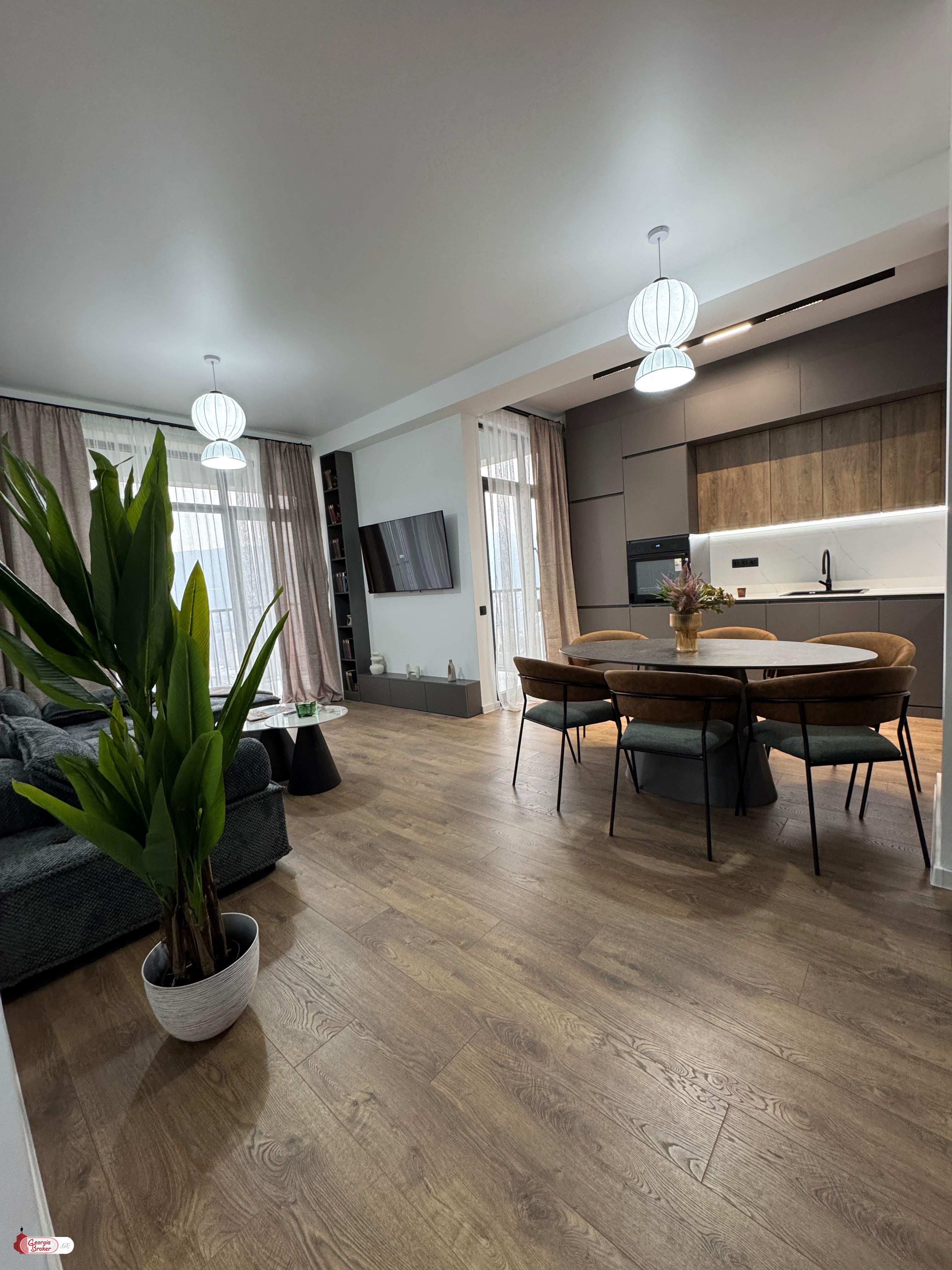 продается квартира с новым ремонтом 4-комнаты