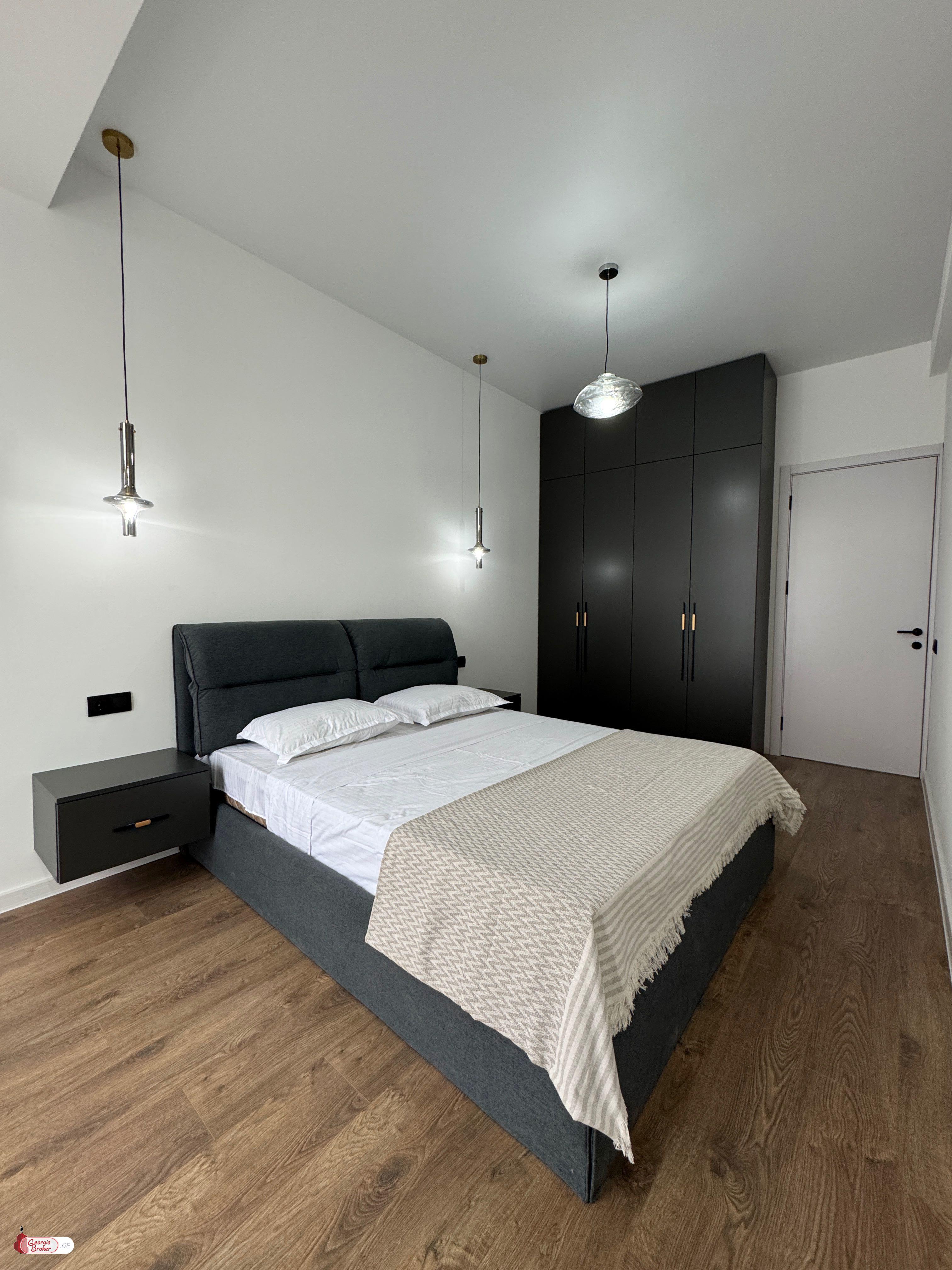 продается квартира с новым ремонтом 4-комнаты