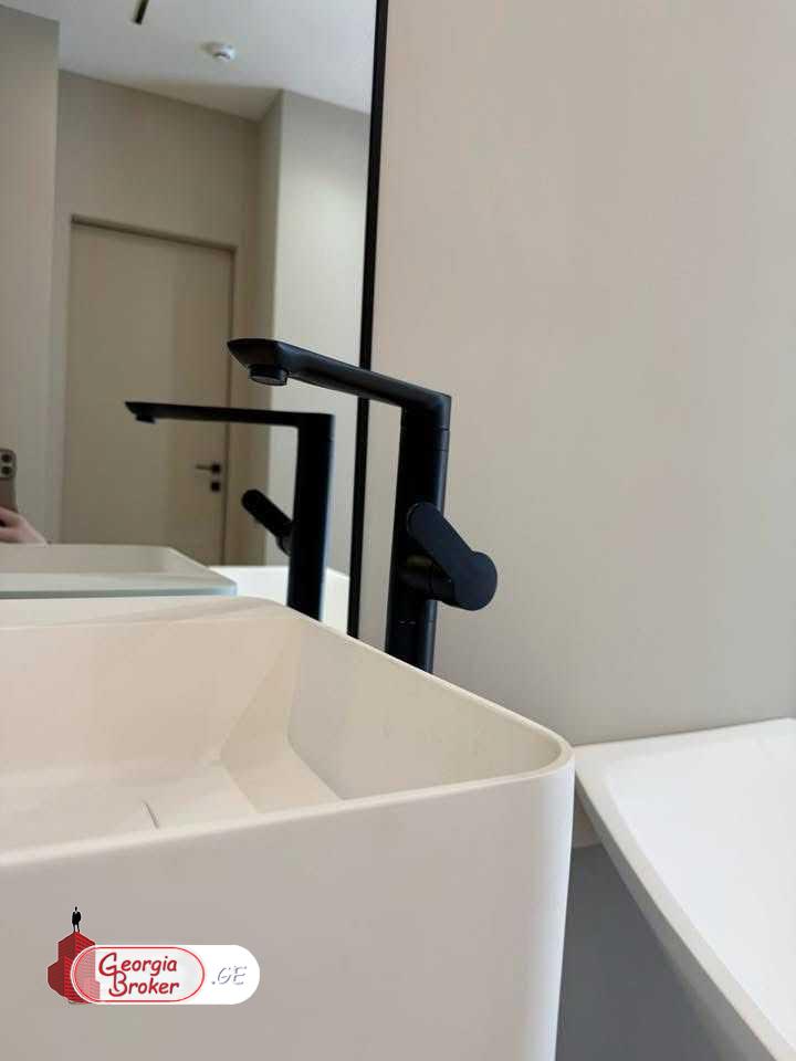 продается квартира с новым ремонтом 3-комнаты