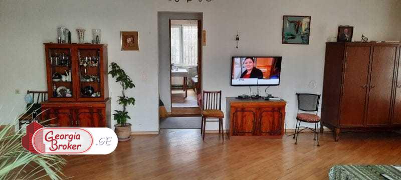 old repaired 6-room house for sale