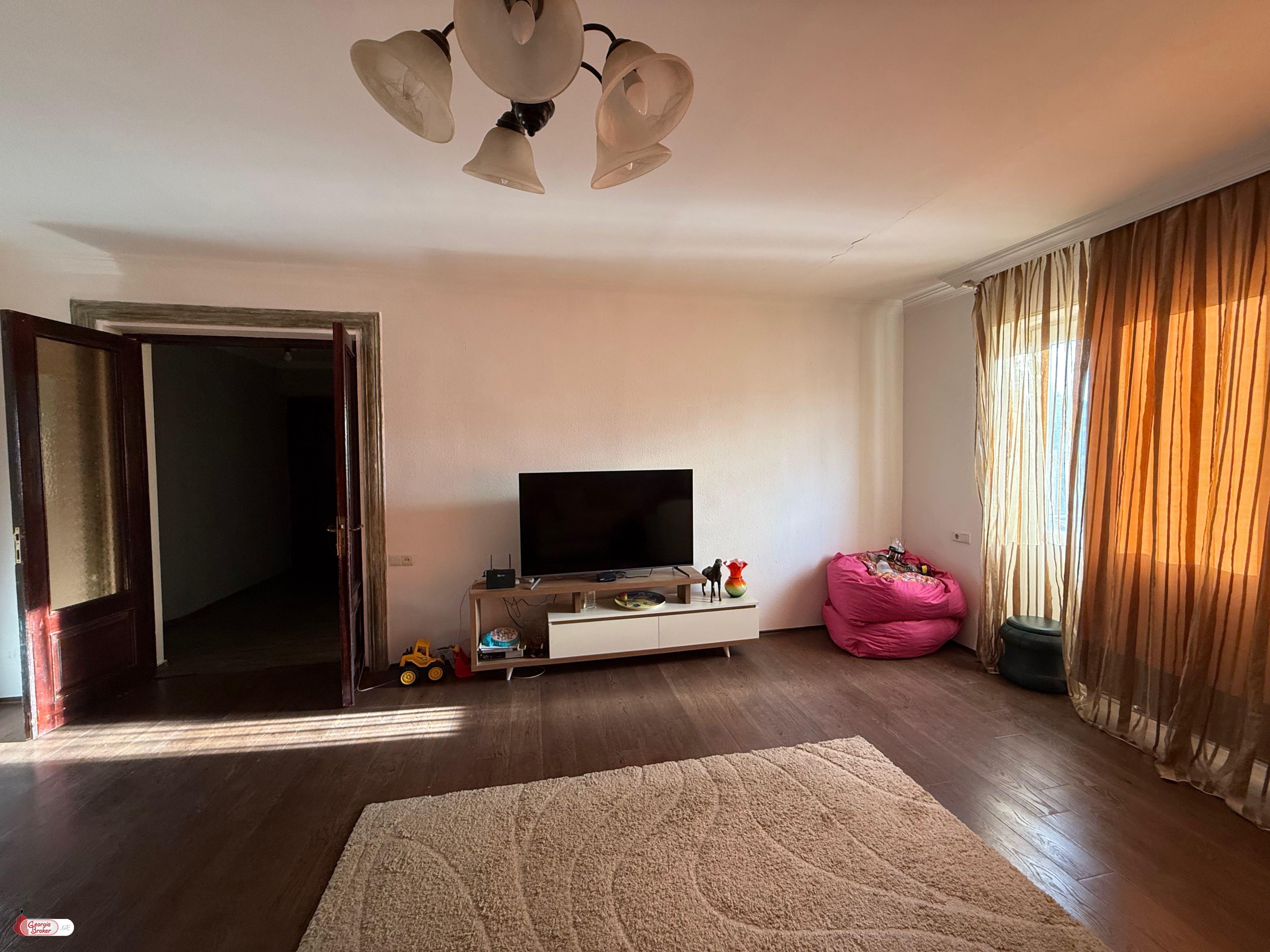 იყიდება ძველი გარემონტებული 4 ოთახიანი ბინა