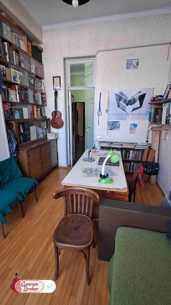 продается квартира со старым ремонтом 3-комнаты