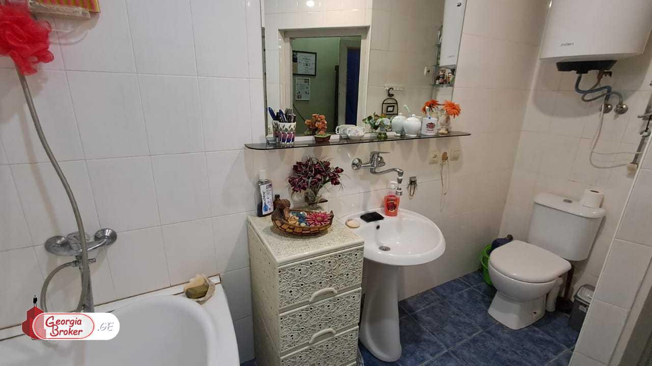 продается квартира со старым ремонтом 3-комнаты