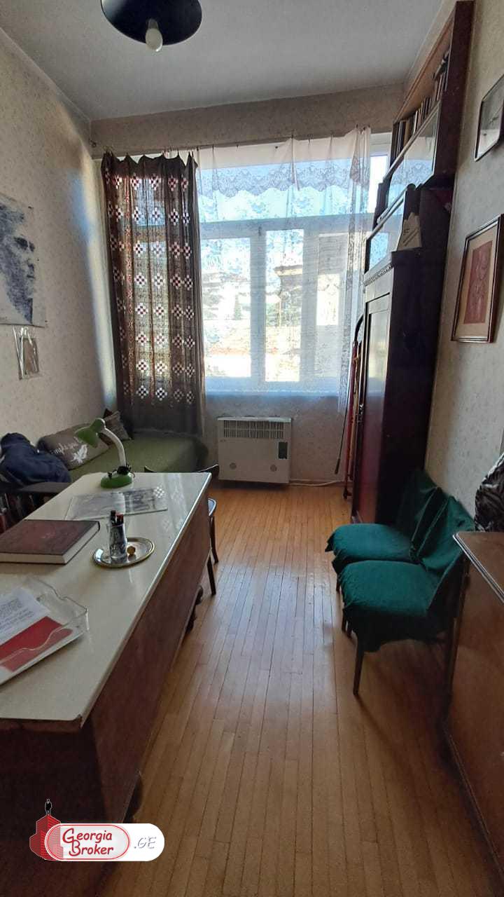 продается квартира со старым ремонтом 3-комнаты