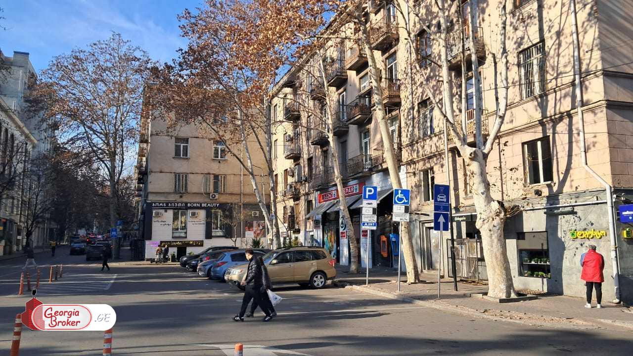 продается квартира со старым ремонтом 3-комнаты