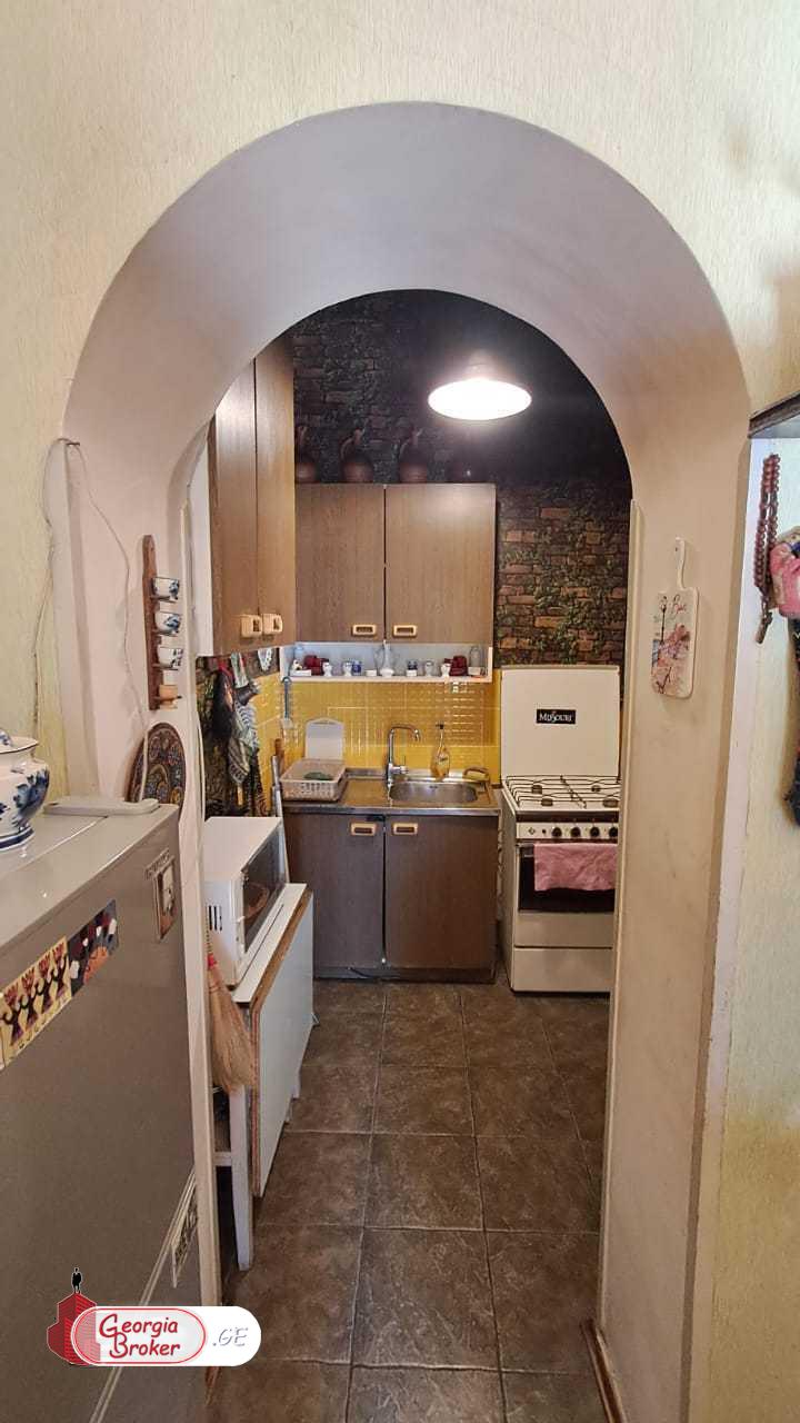 продается квартира со старым ремонтом 3-комнаты