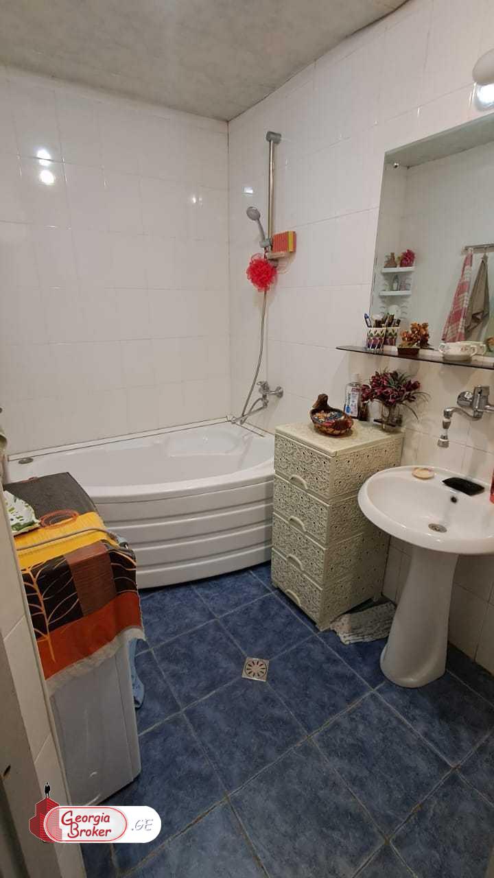 продается квартира со старым ремонтом 3-комнаты