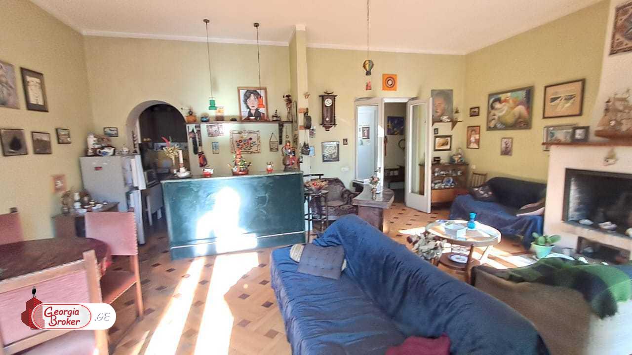 продается квартира со старым ремонтом 3-комнаты