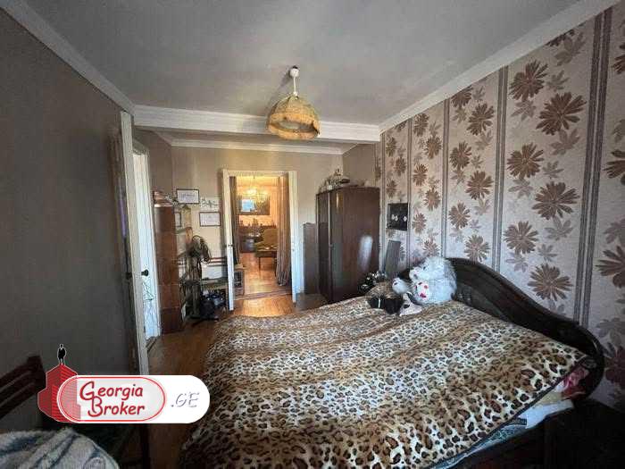 продается квартира со старым ремонтом 3-комнаты