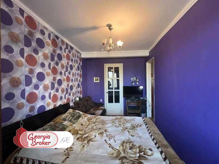 продается квартира со старым ремонтом 3-комнаты