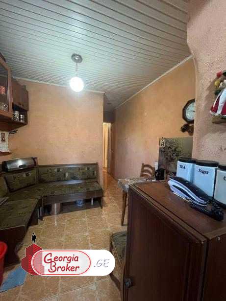 продается квартира со старым ремонтом 3-комнаты