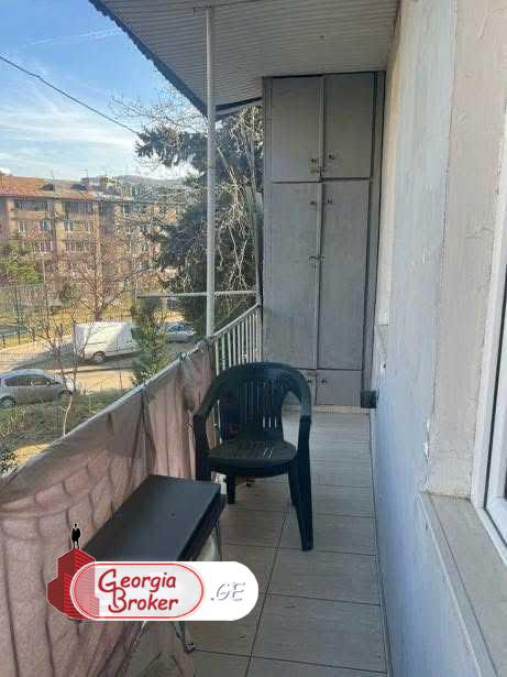 продается квартира со старым ремонтом 3-комнаты