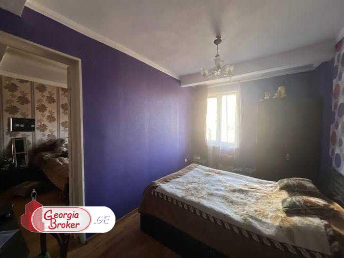 продается квартира со старым ремонтом 3-комнаты