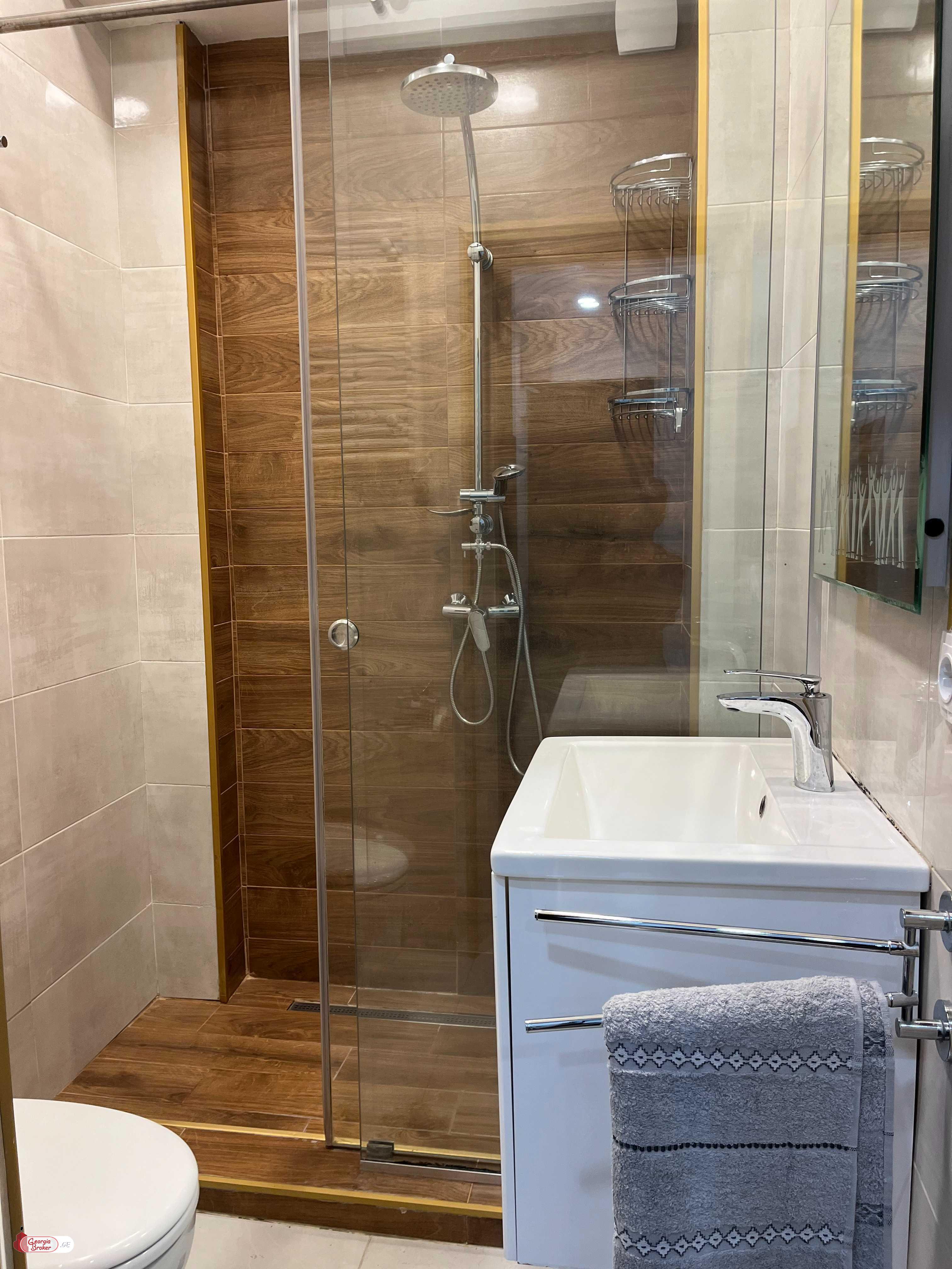 იყიდება ახალი გარემონტებული 4 ოთახიანი ბინა