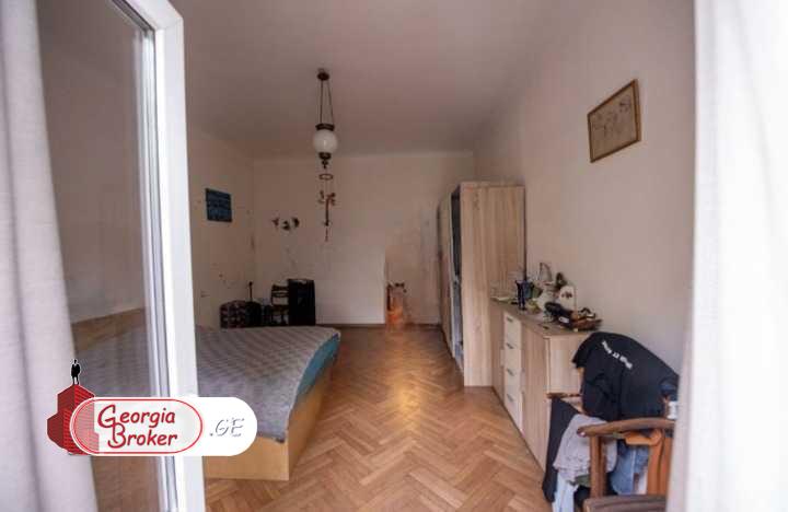 продается квартира со старым ремонтом 4-комнаты