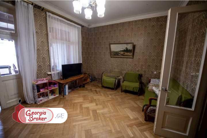 продается квартира со старым ремонтом 4-комнаты