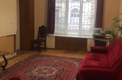 продается квартира со старым ремонтом 3-комнаты