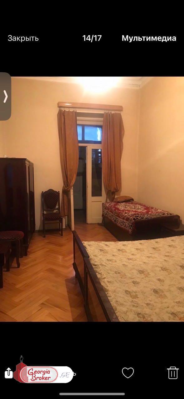 продается квартира со старым ремонтом 3-комнаты