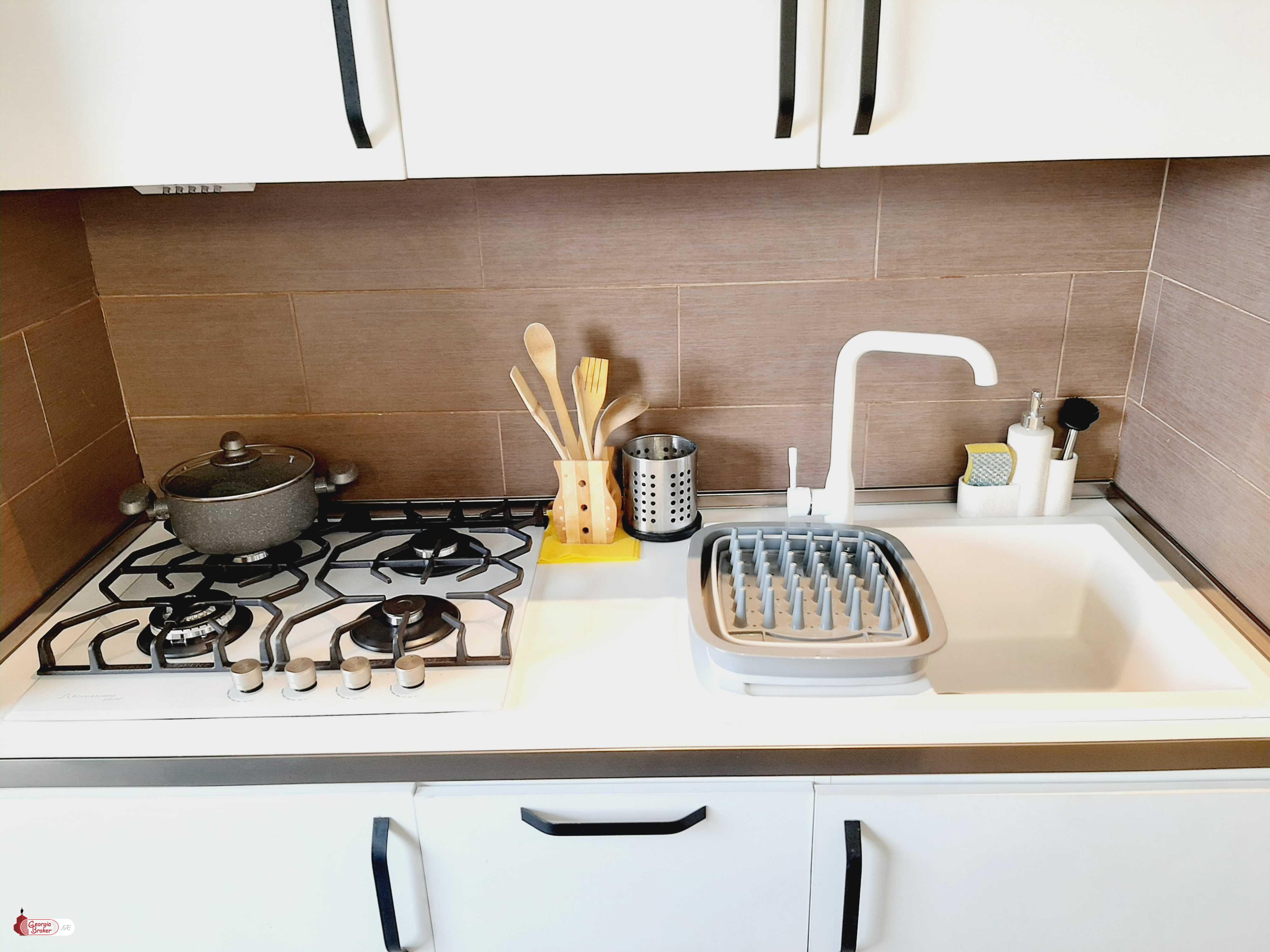 продается квартира с новым ремонтом 3-комнаты