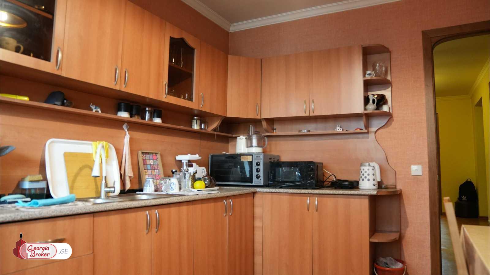 продается квартира с новым ремонтом 4-комнаты