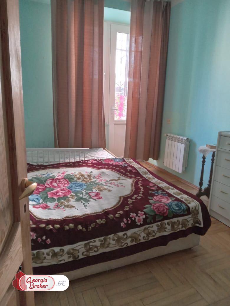 продается квартира со старым ремонтом 3-комнаты