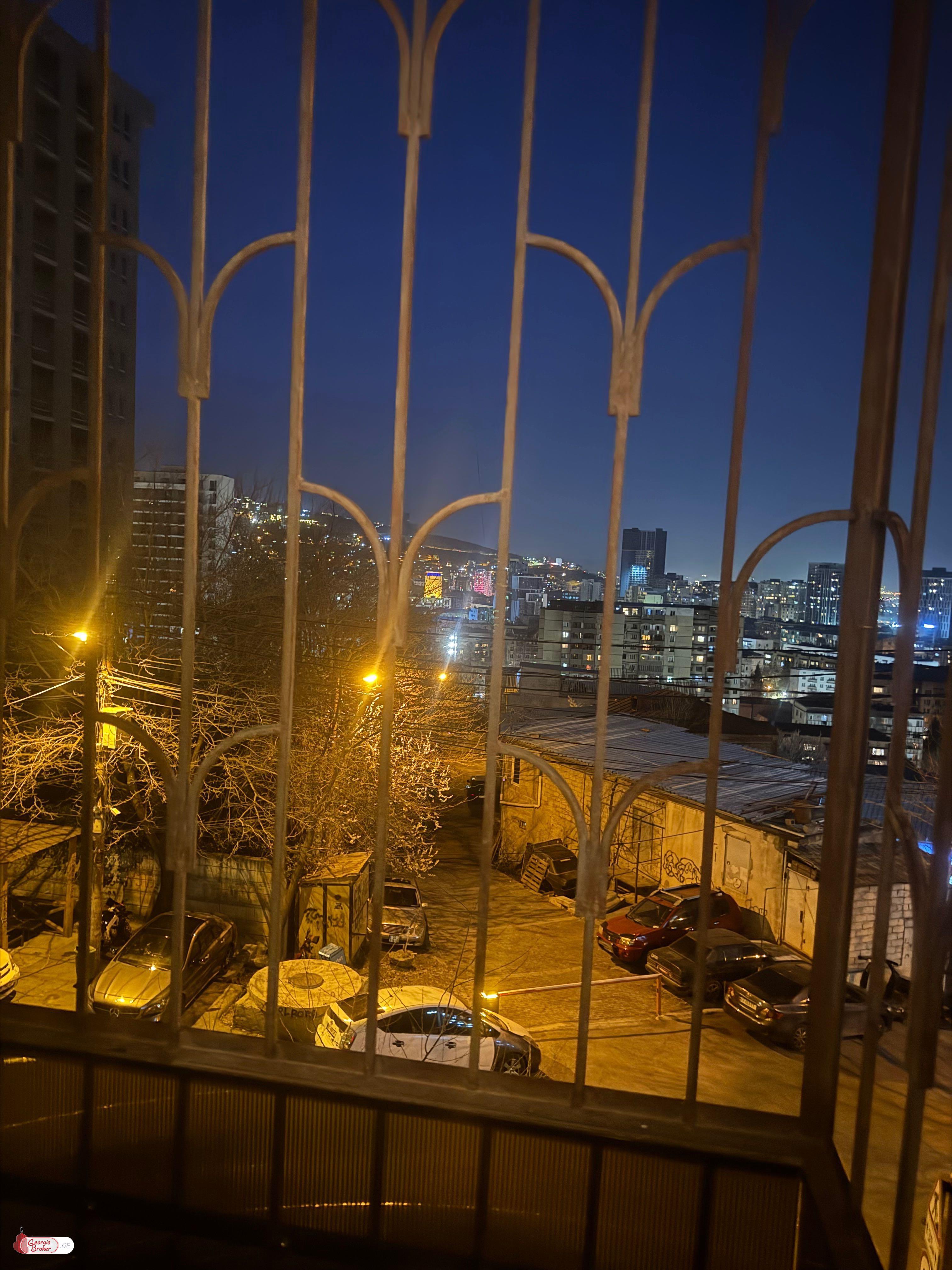 продается квартира со старым ремонтом 3-комнаты