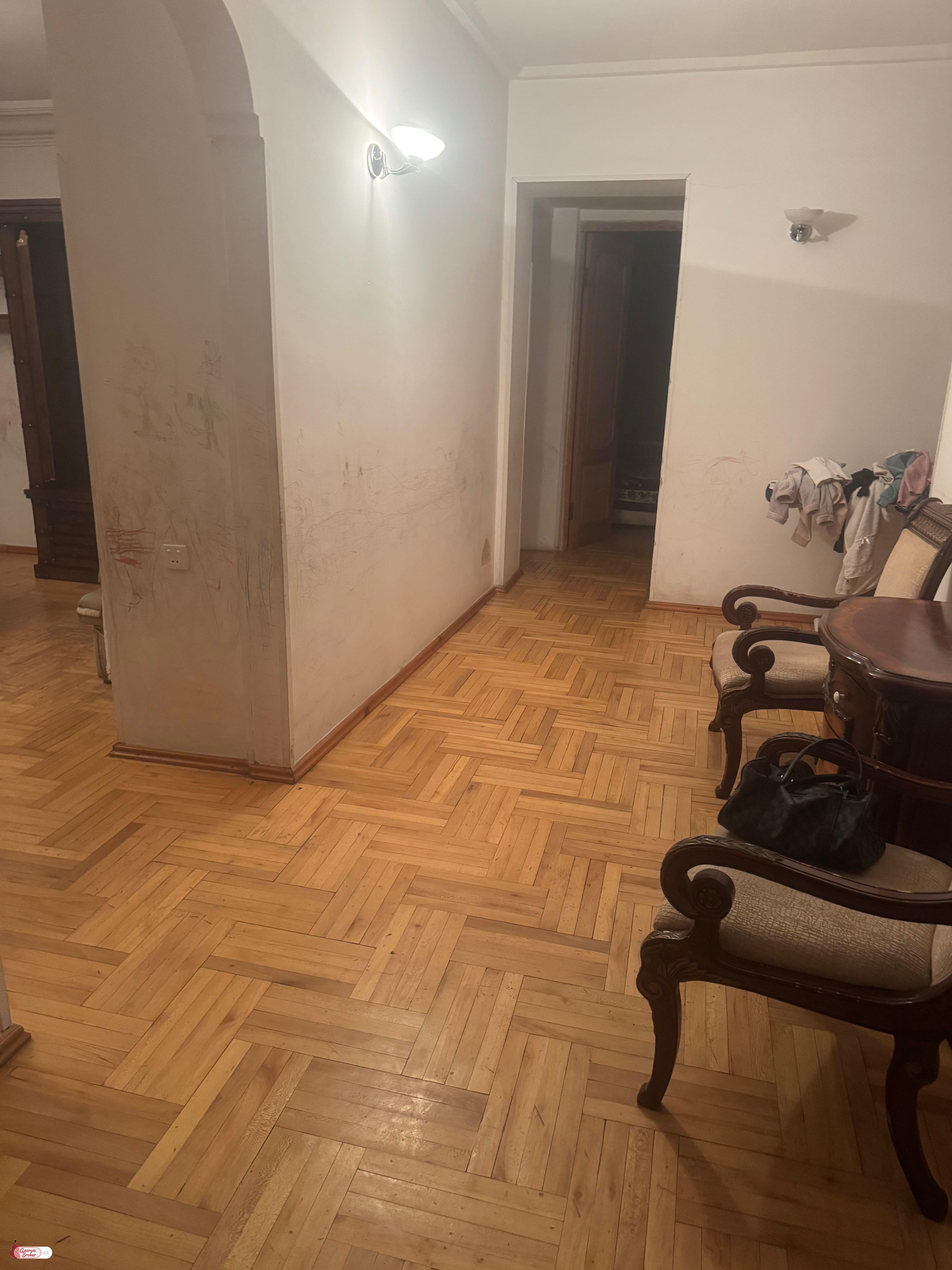 продается квартира со старым ремонтом 3-комнаты