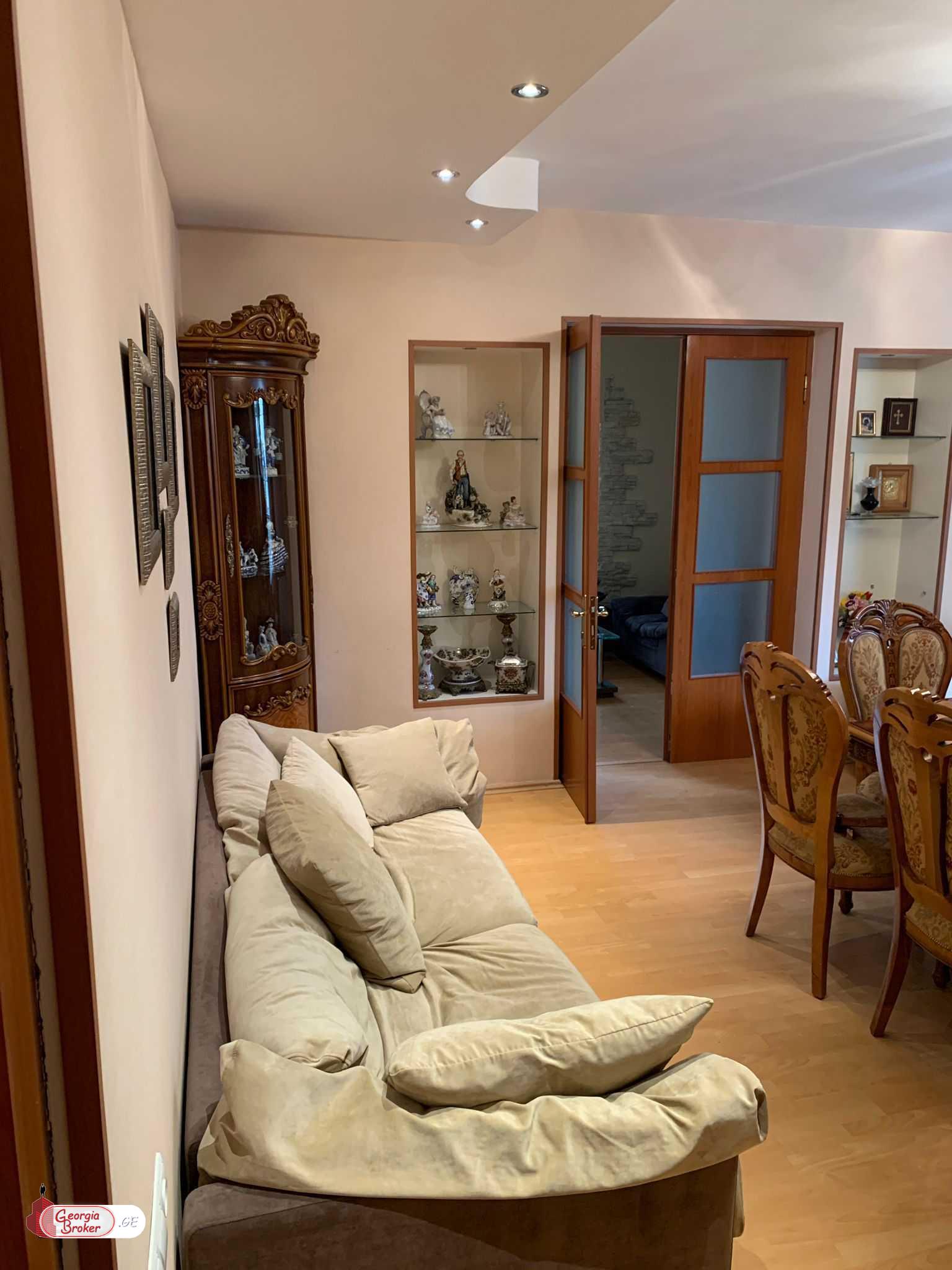 იყიდება ახალი გარემონტებული 4 ოთახიანი ბინა