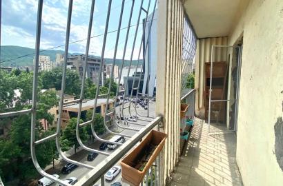 продается квартира со старым ремонтом 3-комнаты