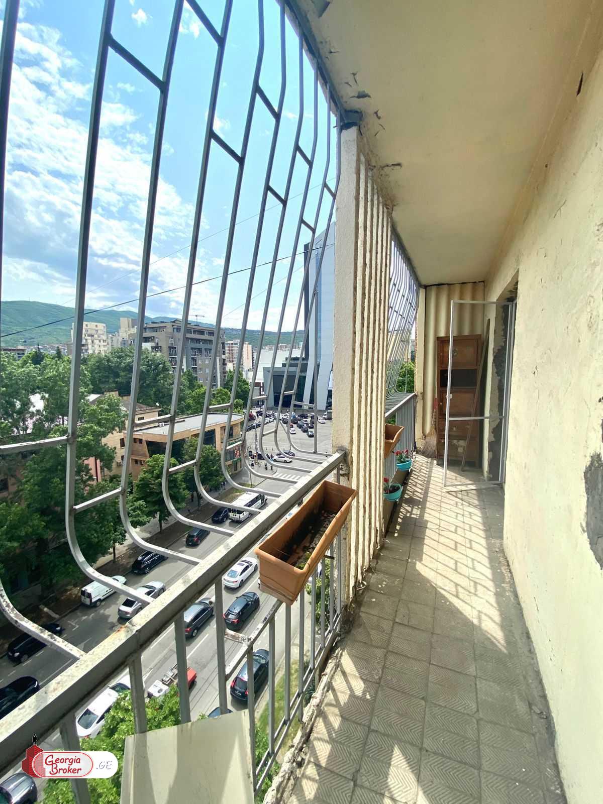 продается квартира со старым ремонтом 3-комнаты