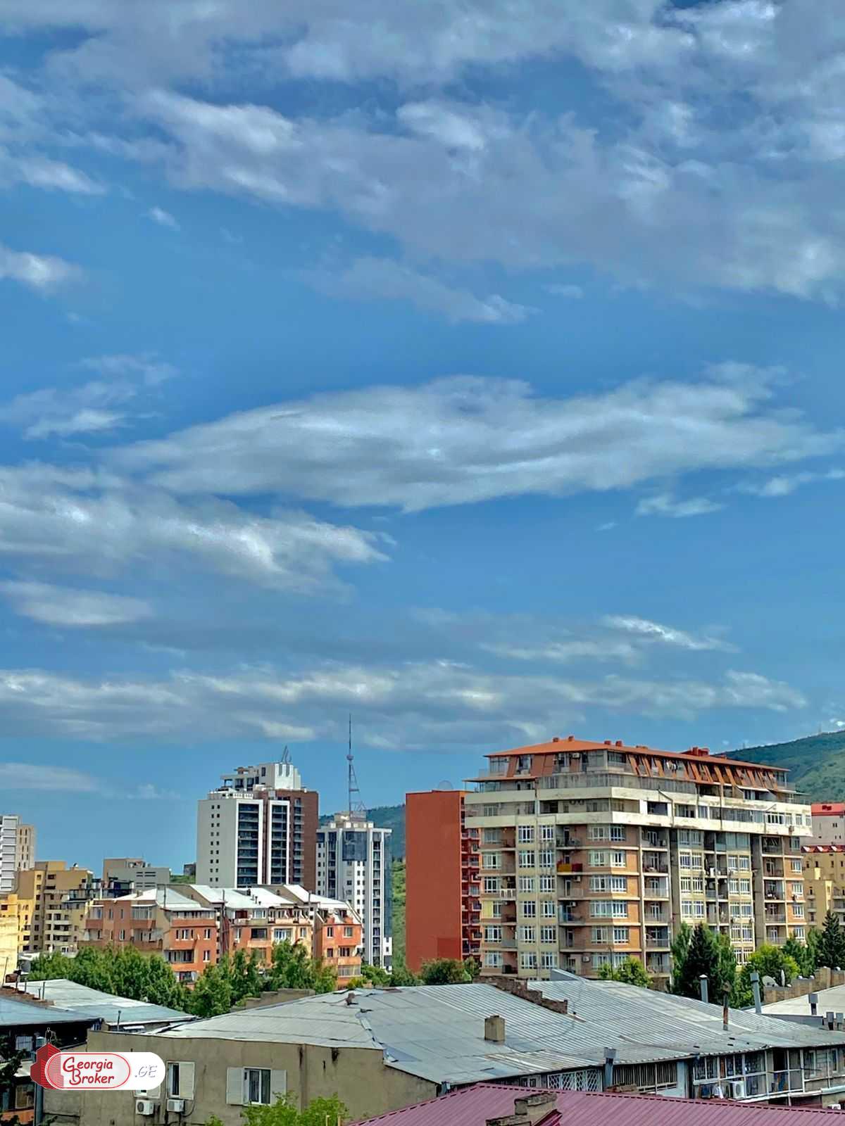 продается квартира со старым ремонтом 3-комнаты