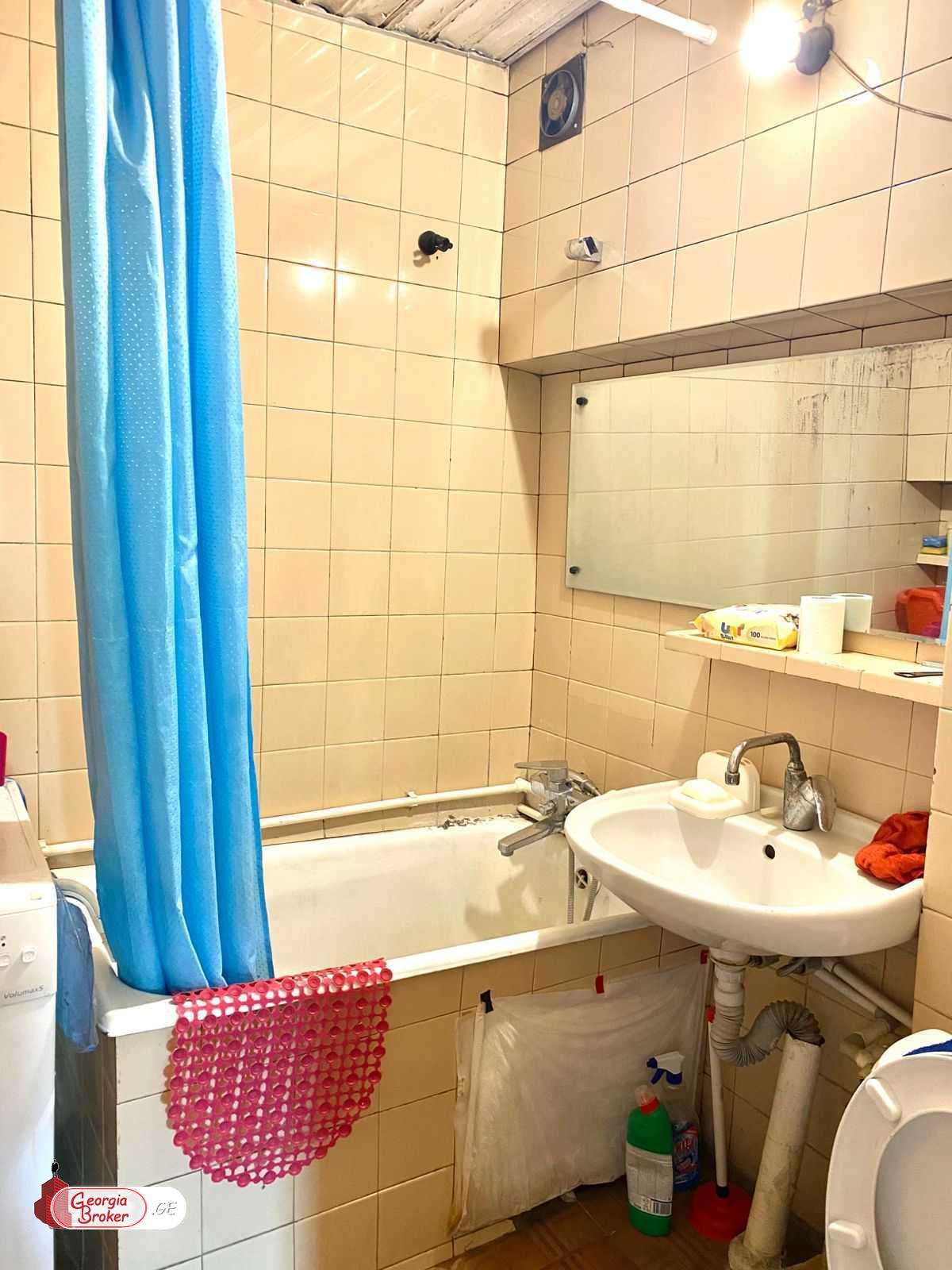 продается квартира со старым ремонтом 3-комнаты