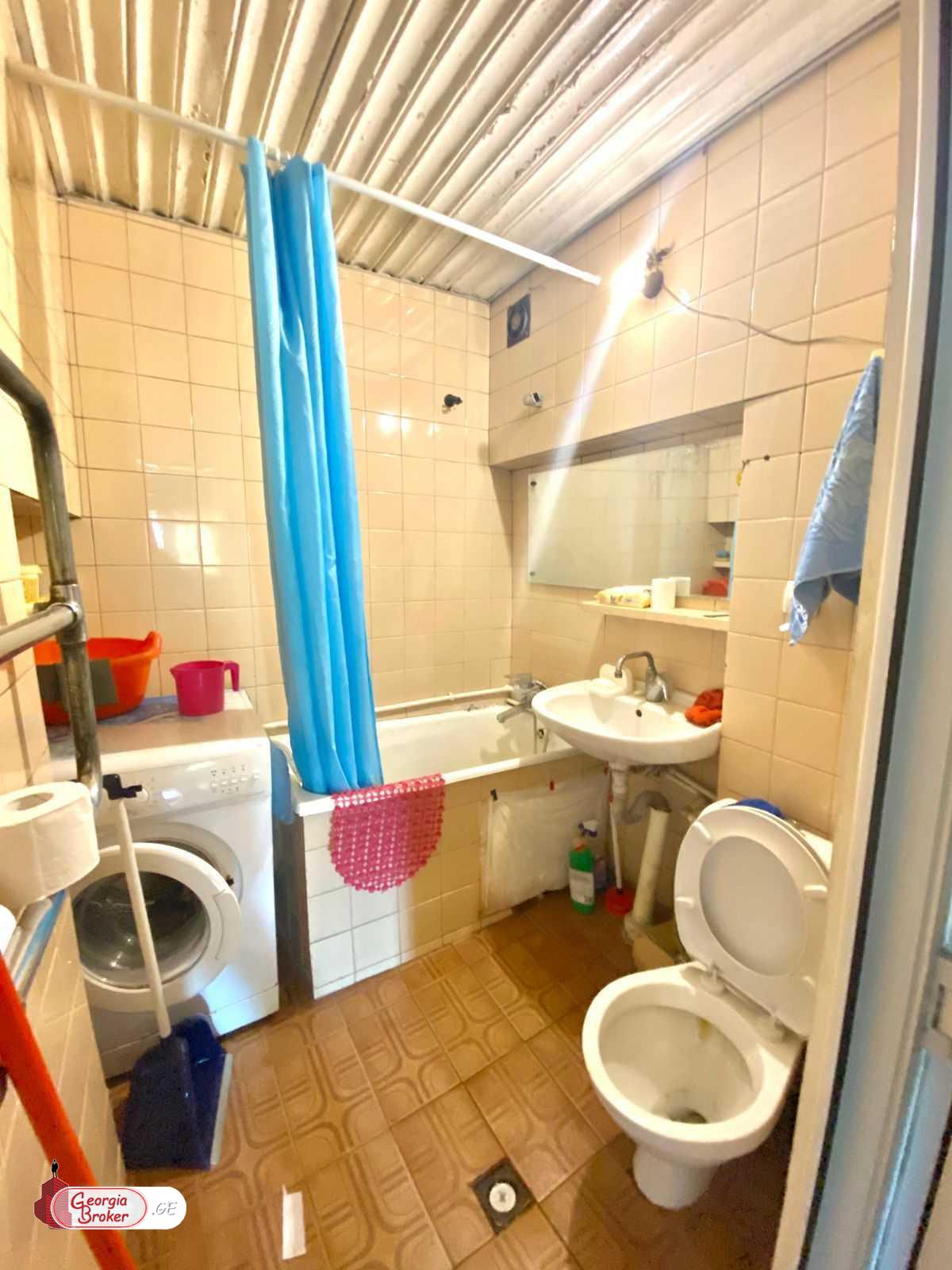 продается квартира со старым ремонтом 3-комнаты