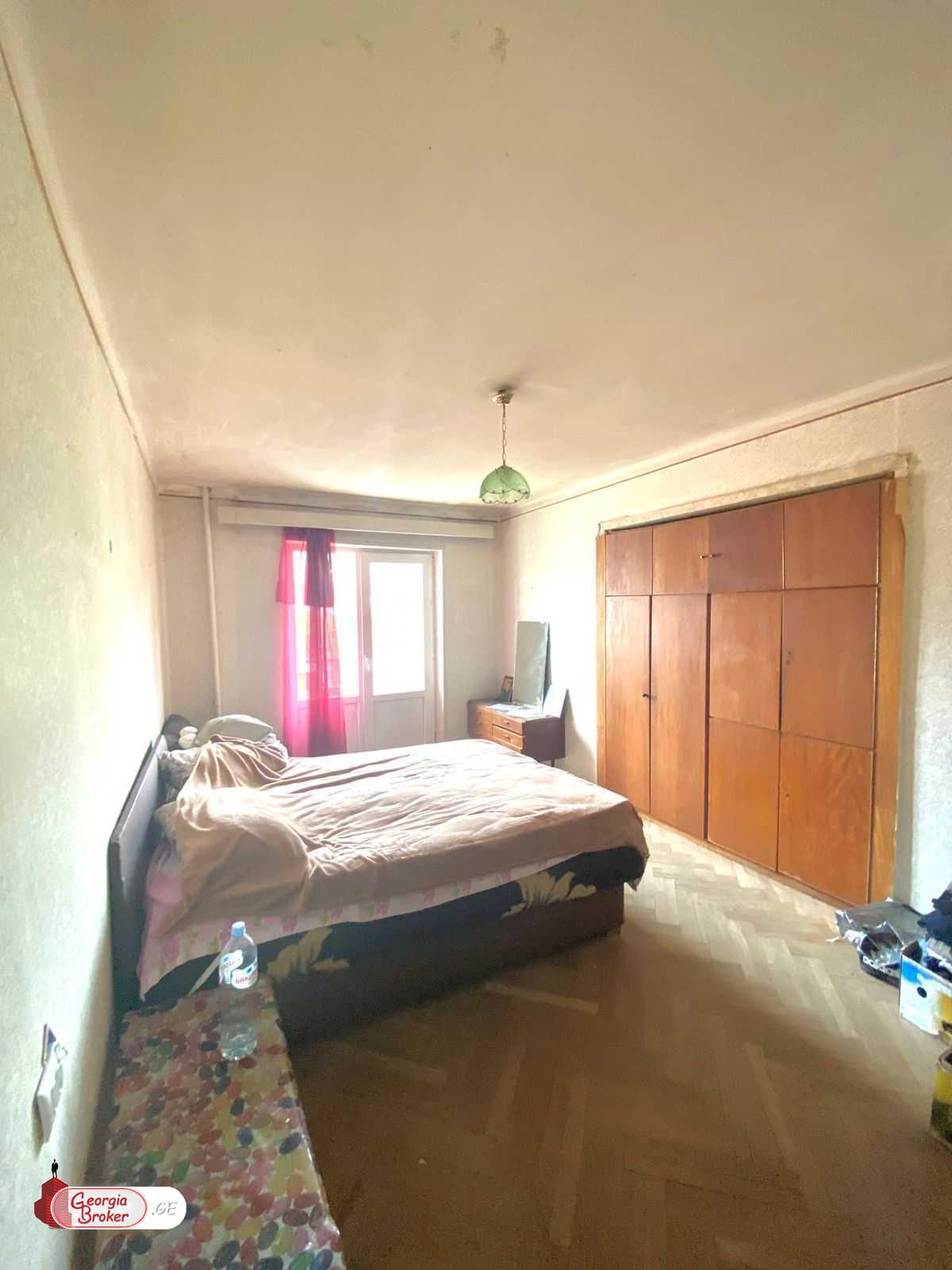 продается квартира со старым ремонтом 3-комнаты