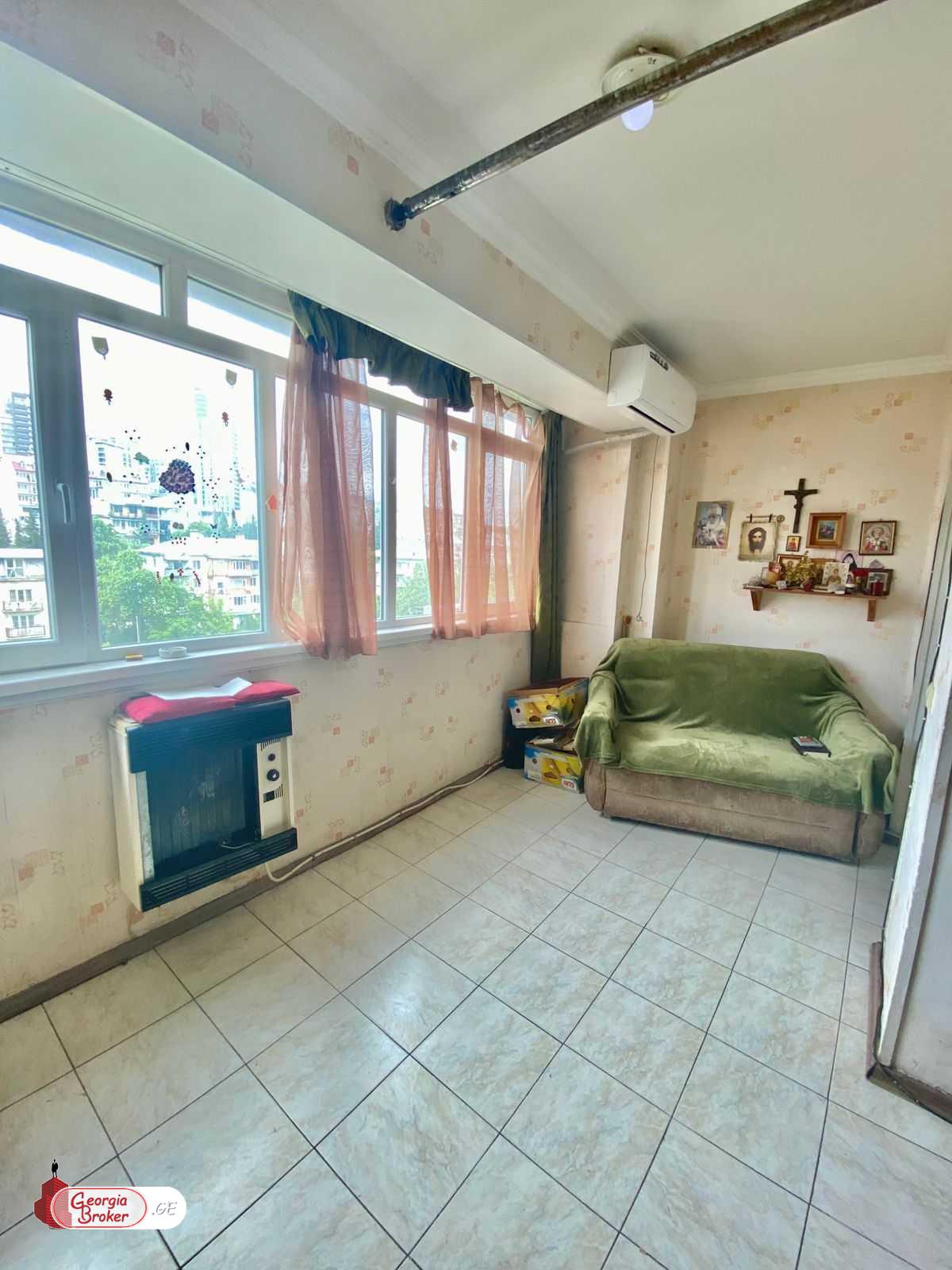 продается квартира со старым ремонтом 3-комнаты