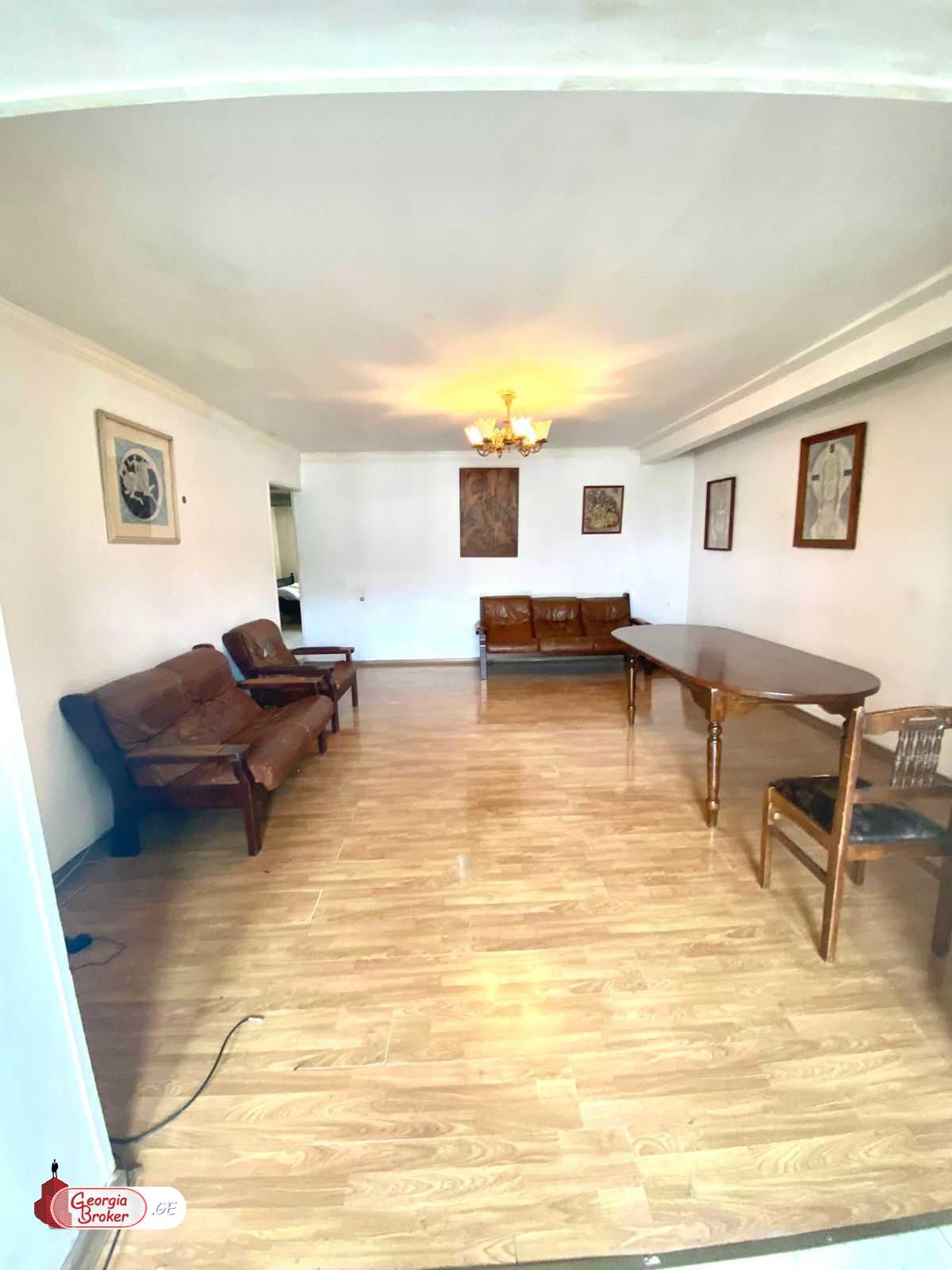 продается квартира со старым ремонтом 3-комнаты