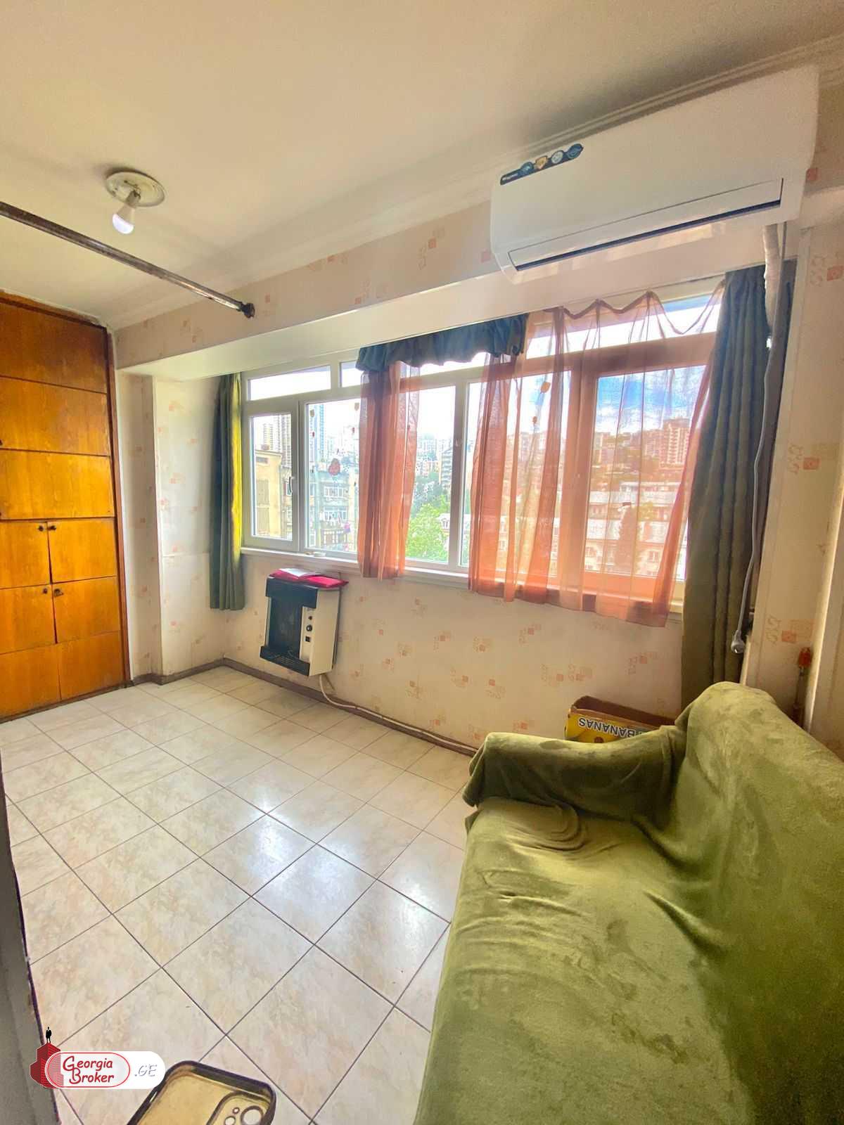 продается квартира со старым ремонтом 3-комнаты