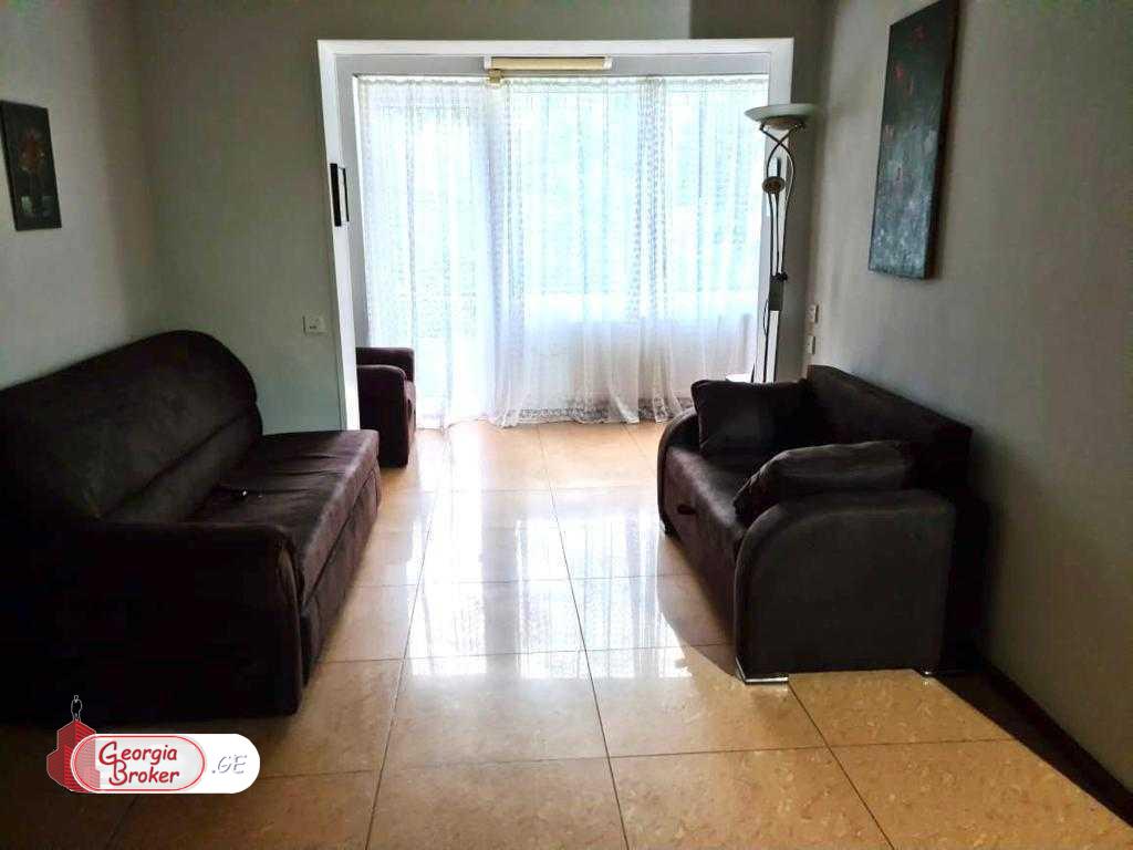 продается квартира со старым ремонтом 4-комнаты