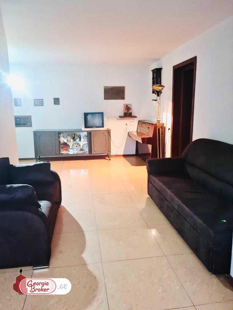 продается квартира со старым ремонтом 4-комнаты