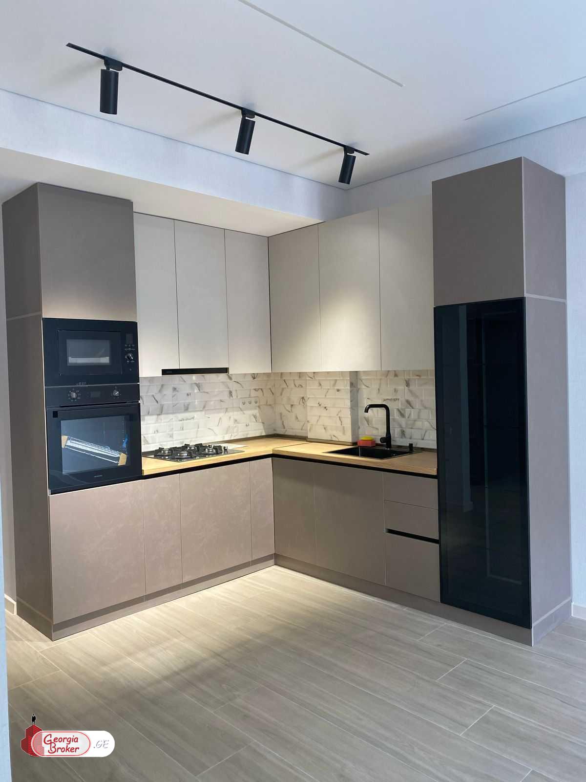 продается квартира с новым ремонтом 3-комнаты