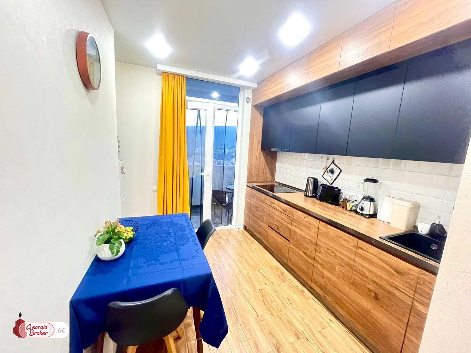 продается квартира с новым ремонтом 3-комнаты